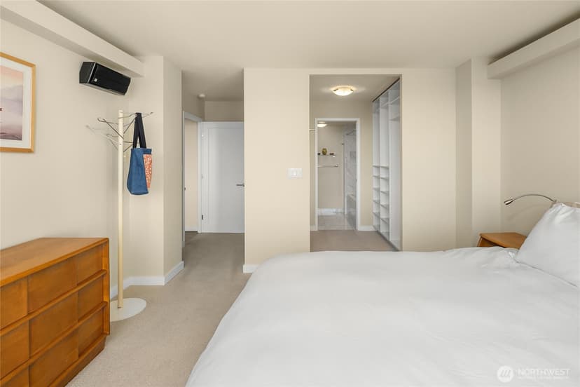Property photo for 4540 8th Avenue NE #801, Seattle photo 22