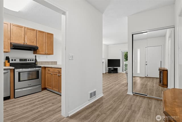 Property photo for 14445 NE 40th Street #D101, Bellevue photo 5