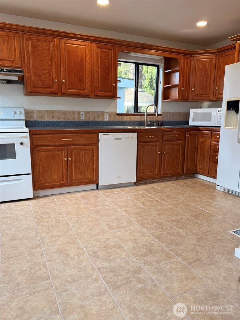 Property photo for 8711 Lawndale Avenue SW, Lakewood photo 8