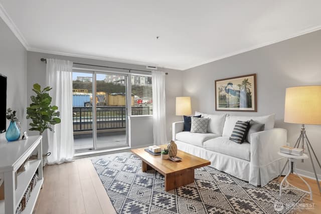 Property photo for 321 10th Avenue S #604, Seattle photo 2