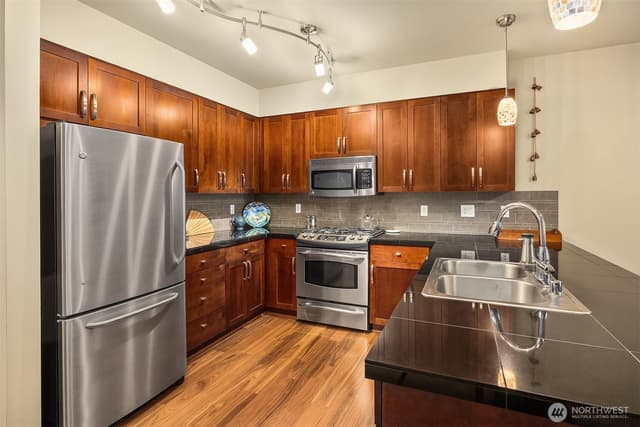 Property photo for 1840 25th Avenue NE #307, Issaquah photo 4