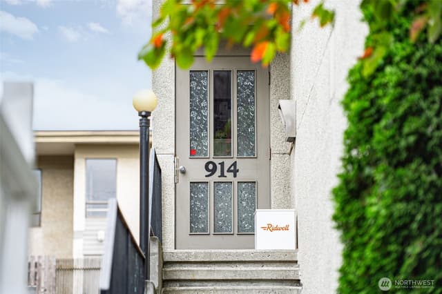 Property photo for 914 6th Avenue N #201, Seattle photo 4