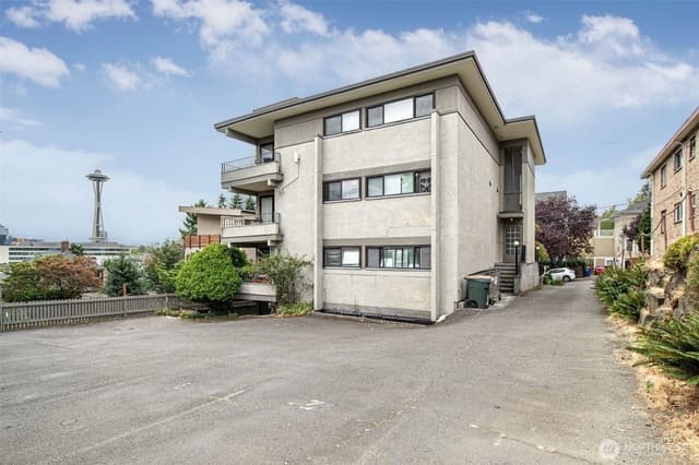 Property photo for 914 6th Avenue N #201, Seattle photo 2