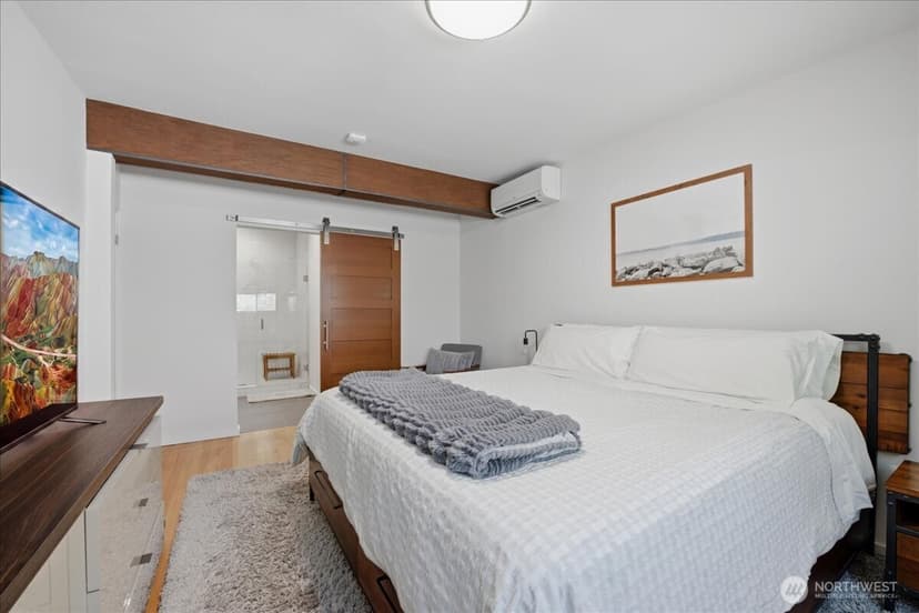 Property photo for 2568 13th Avenue W, Seattle photo 16