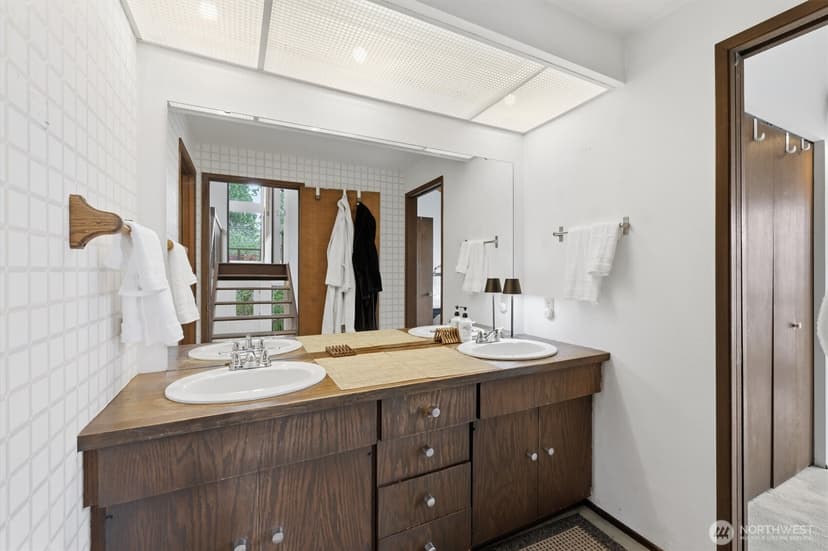 Property photo for 500 W Lake Sammamish Parkway NE, Bellevue photo 14