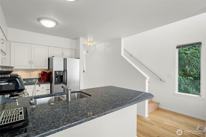 Property photo for 5243 40th Avenue NE, Seattle photo 4
