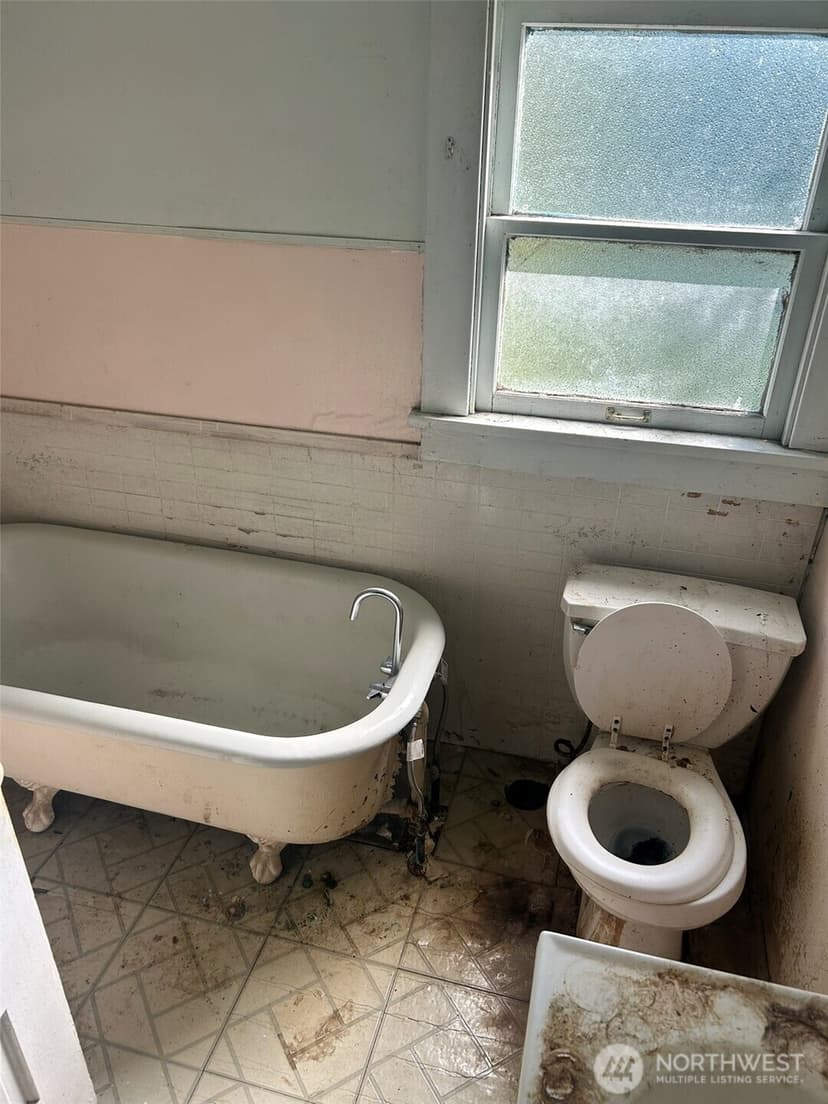 Property photo for 5247 Brooklyn Avenue NE, Seattle photo 11