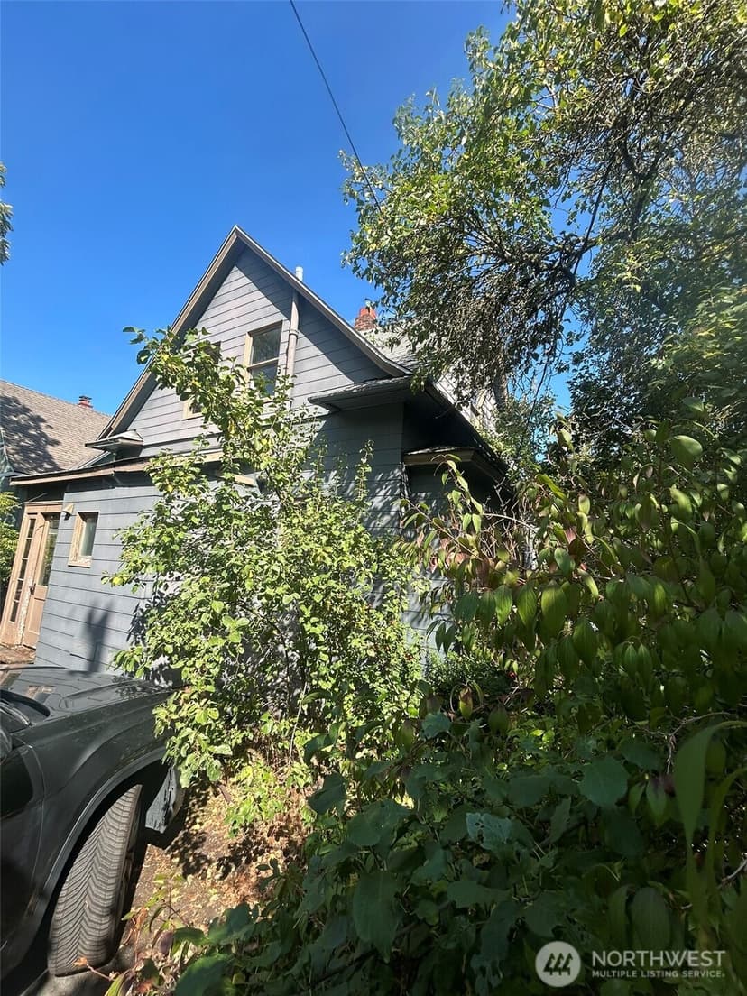 Property photo for 5247 Brooklyn Avenue NE, Seattle photo 16
