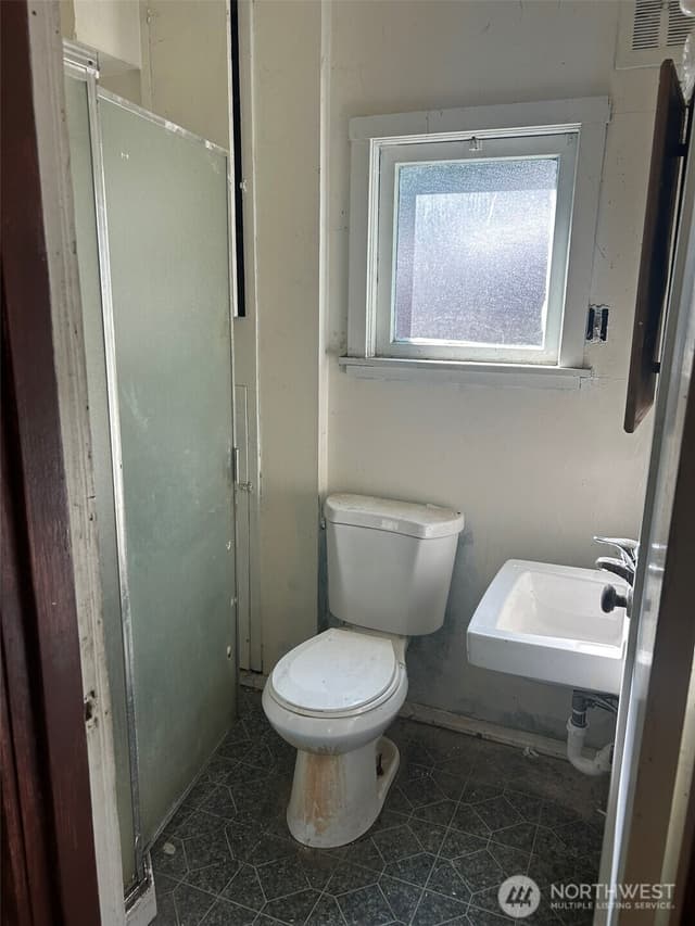 Property photo for 5247 Brooklyn Avenue NE, Seattle photo 5