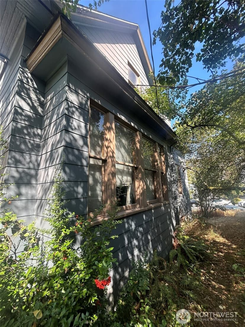 Property photo for 5247 Brooklyn Avenue NE, Seattle photo 17