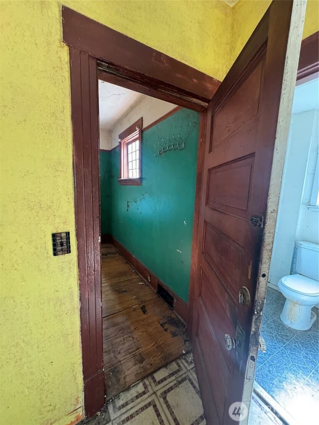 Property photo for 5247 Brooklyn Avenue NE, Seattle photo 4