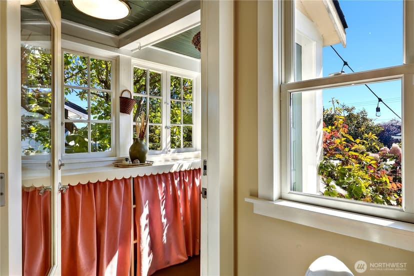 Property photo for 1023 N 49th Street, Seattle photo 16
