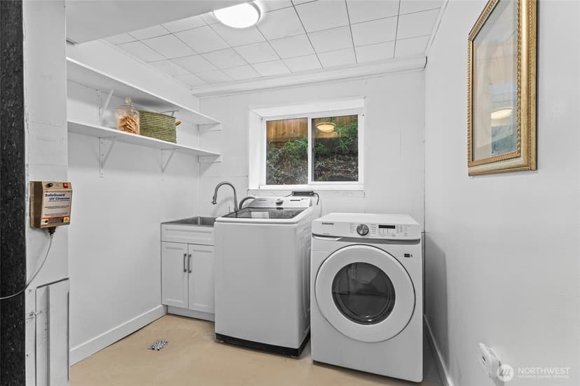 Property photo for 10017 12th Avenue NE, Seattle photo 16