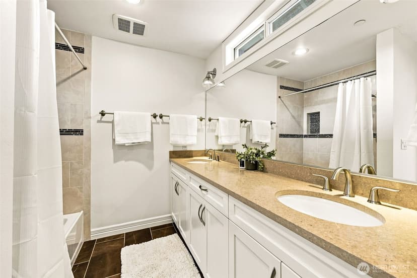 Property photo for 834 84th Avenue NE, Medina photo 30
