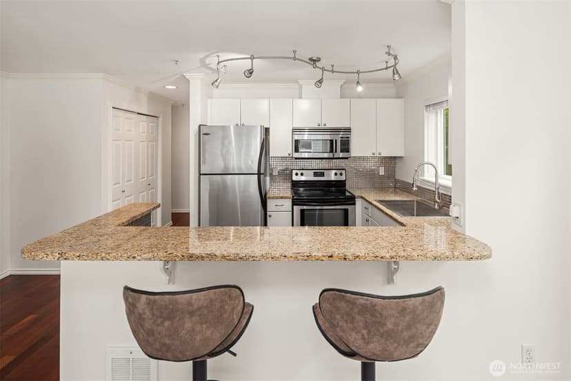 Property photo for 323 Queen Anne Avenue N #202, Seattle photo 11