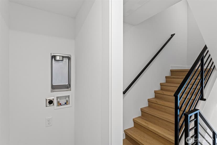 Property photo for 6318 41st Avenue SW #F, Seattle photo 16