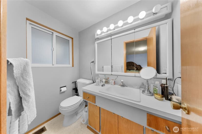 Property photo for 17553 7th Avenue NE, Shoreline photo 15
