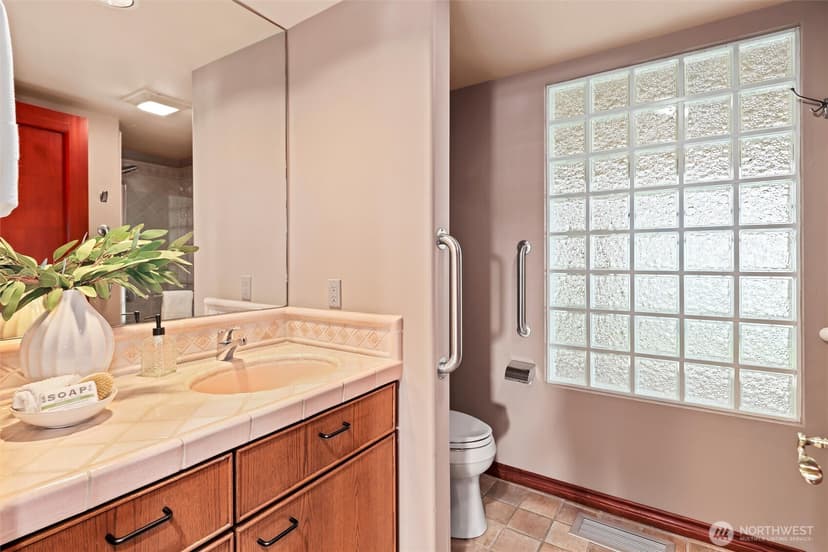 Property photo for 4701 NE Shore Place, Lake Forest Park photo 31