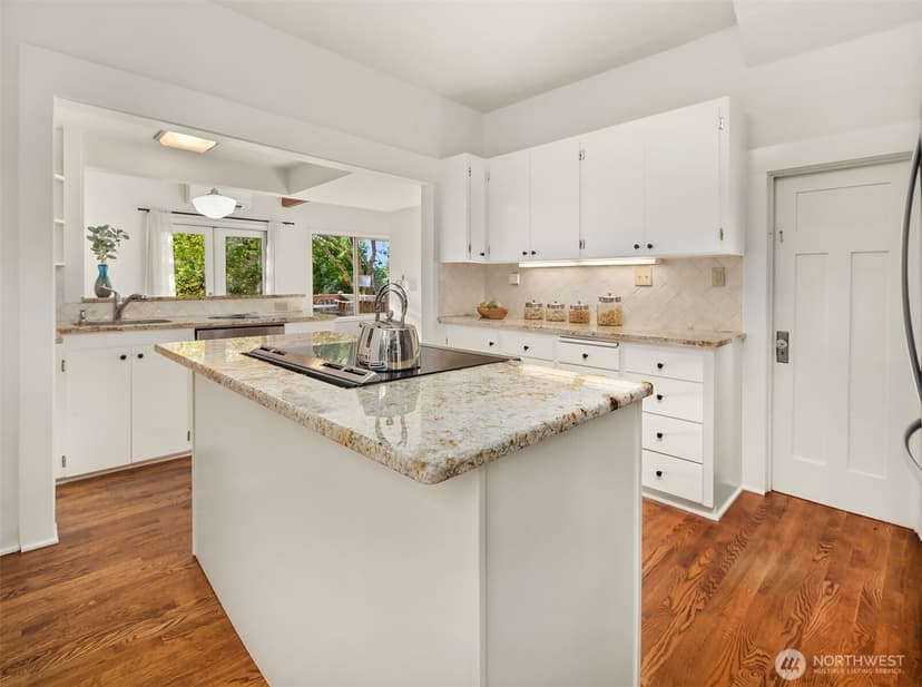 Property photo for 6827 28th Avenue NE, Seattle photo 8