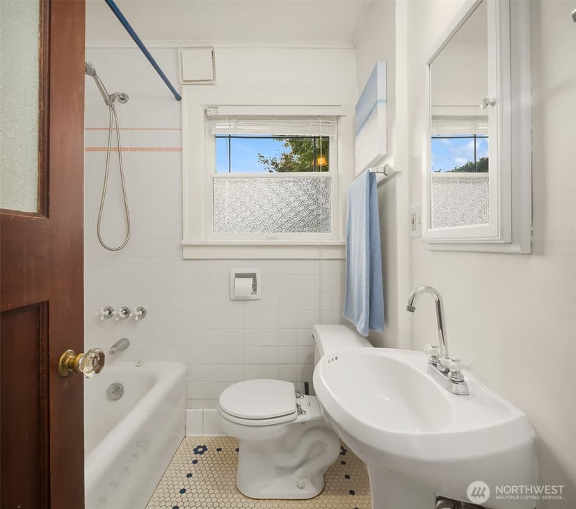 Property photo for 2609 Queen Anne Avenue N, Seattle photo 14