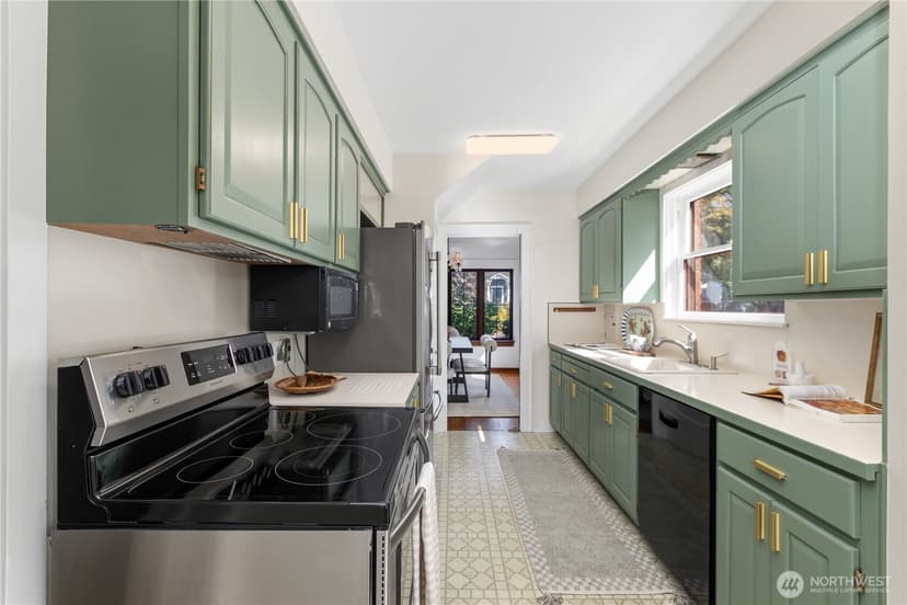Property photo for 843 NE 81st Street, Seattle photo 10