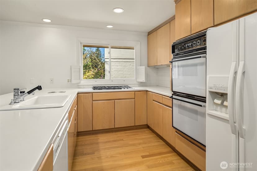Property photo for 1425 Broadmoor Drive E, Seattle photo 8