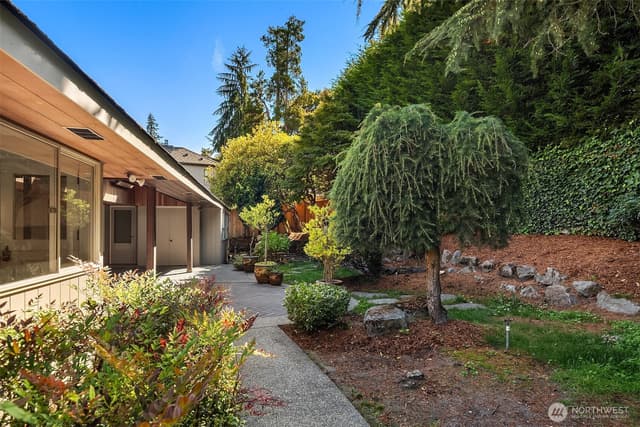 Property photo for 1425 Broadmoor Drive E, Seattle photo 2