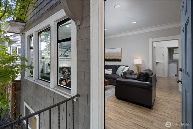 Property photo for 4812 Aurora Avenue N, Seattle photo 2