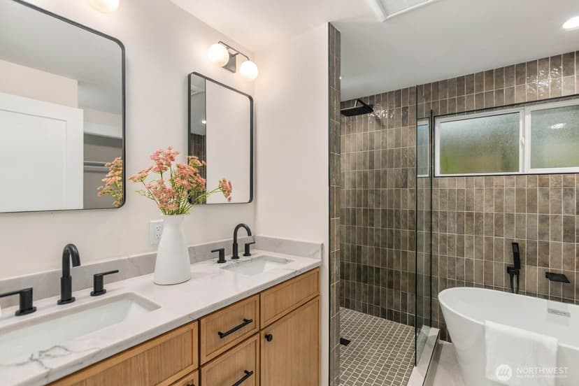 Property photo for 5817 56th Avenue NE, Seattle photo 17