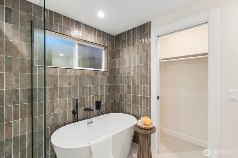Property photo for 5817 56th Avenue NE, Seattle photo 18