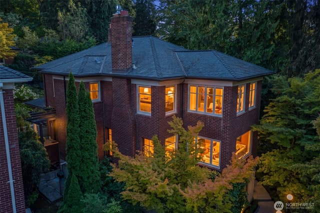 Property photo for 2306 Lake Park Drive S, Seattle photo 4