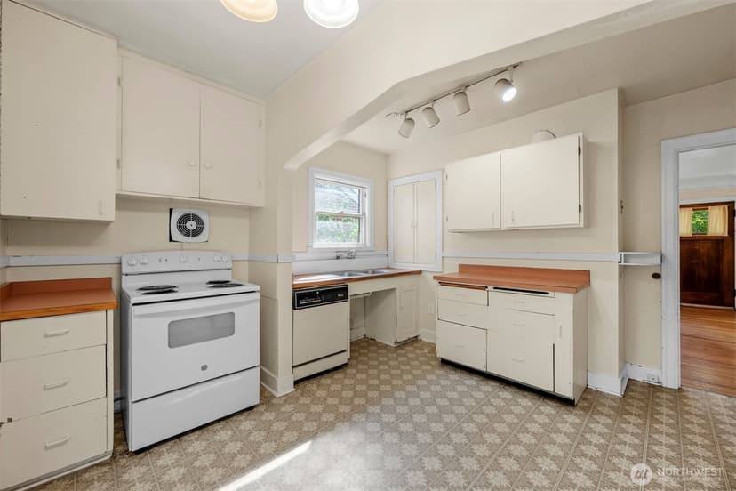 Property photo for 1718 NE 88th Street, Seattle photo 9
