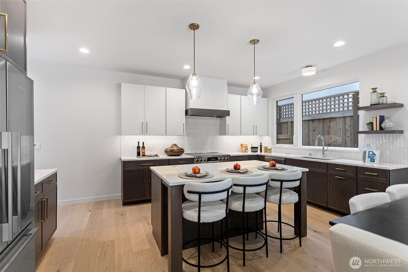 Property photo for 8039 Wallingford Avenue N, Seattle photo 13