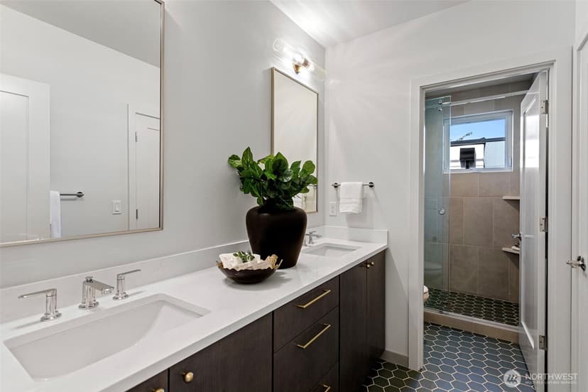 Property photo for 8039 Wallingford Avenue N, Seattle photo 28