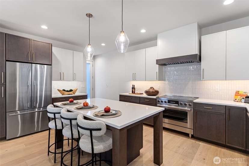 Property photo for 8039 Wallingford Avenue N, Seattle photo 14