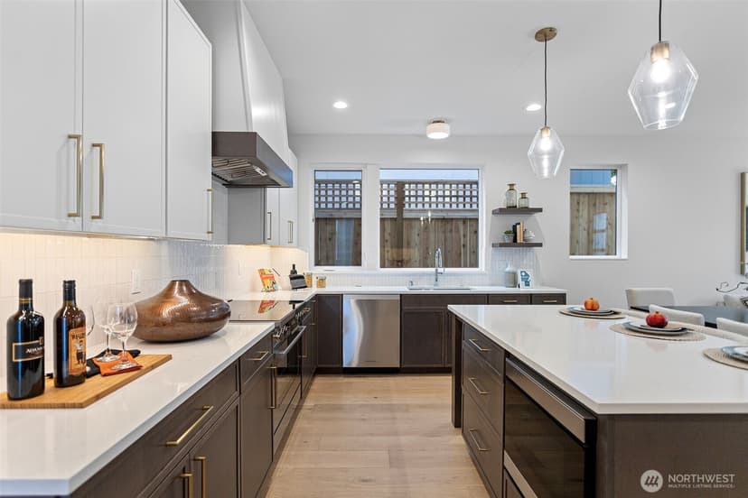 Property photo for 8039 Wallingford Avenue N, Seattle photo 17