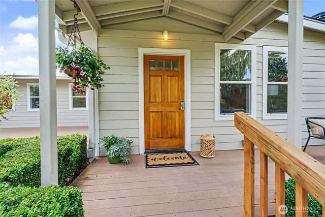 Property photo for 18043 Ashworth Avenue N, Shoreline photo 2