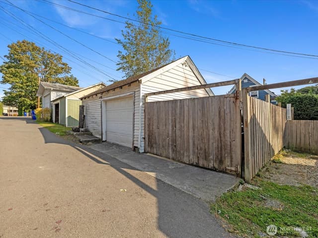 Property photo for 2407 Everett Avenue, Everett photo 4