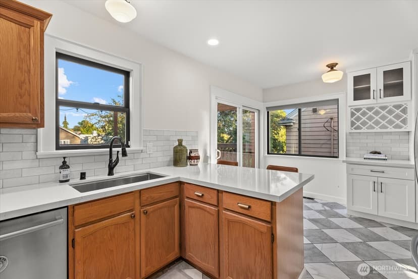 Property photo for 7530 Roosevelt Wy NE, Seattle photo 12