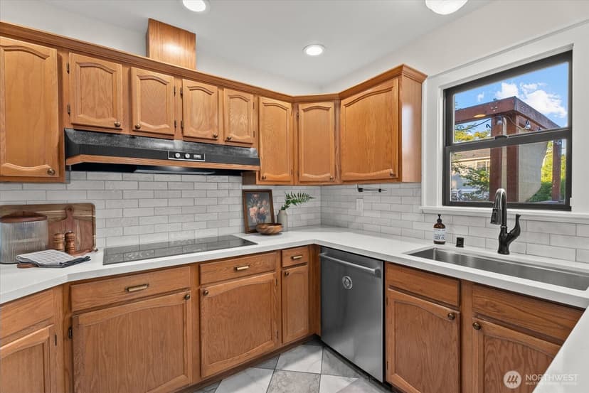 Property photo for 7530 Roosevelt Wy NE, Seattle photo 13