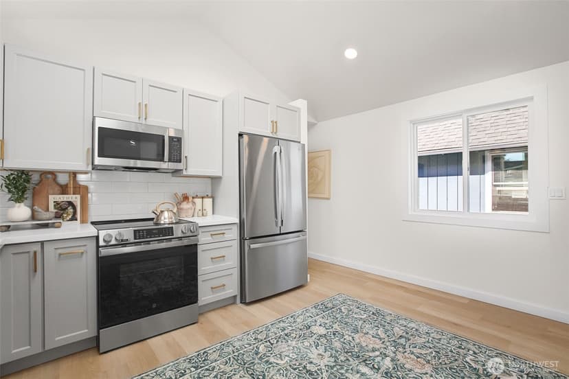Property photo for 9751 Densmore Avenue N, Seattle photo 11