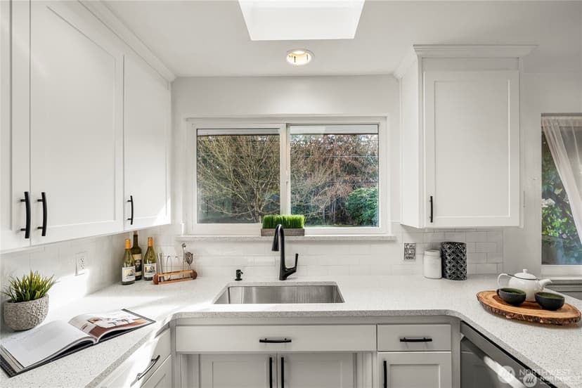 Property photo for 19513 Meridian Avenue N, Shoreline photo 6