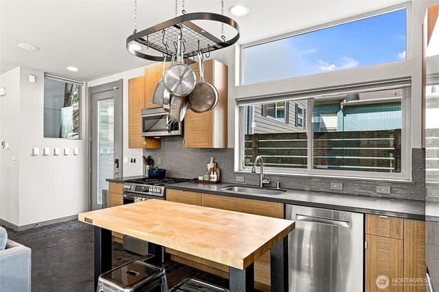 Property photo for 310 21st Avenue #B, Seattle photo 4