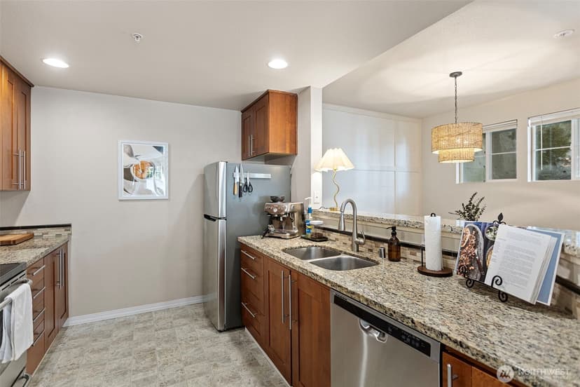 Property photo for 2034 Newport Way NW #11-1, Issaquah photo 4