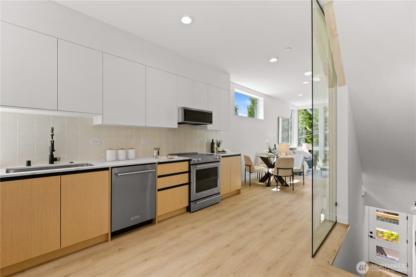 Property photo for 3819 A Fremont Avenue N, Seattle photo 9