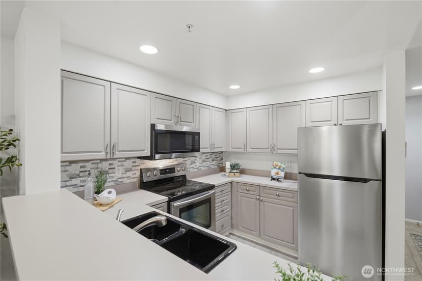 Property photo for 4343 Roosevelt Way NE #404, Seattle photo 12