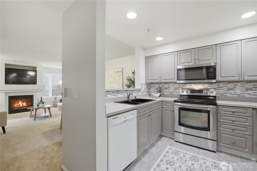 Property photo for 4343 Roosevelt Way NE #404, Seattle photo 9