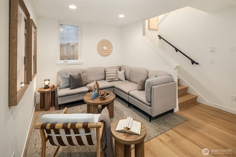 Property photo for 2530 30th Avenue W, Seattle photo 10