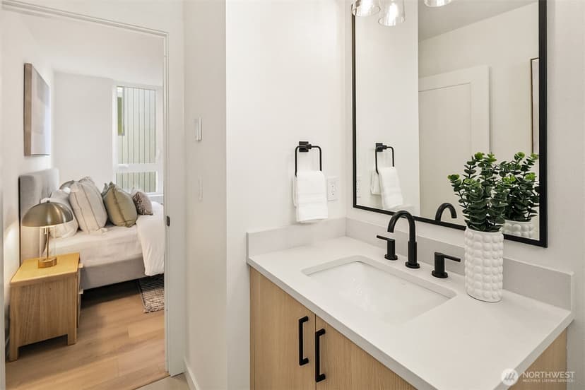 Property photo for 2530 30th Avenue W, Seattle photo 17