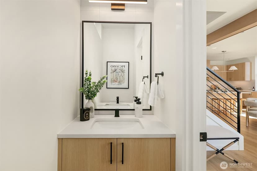 Property photo for 2530 30th Avenue W, Seattle photo 9